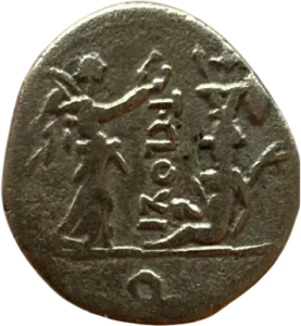 Victoire drapée debout à gauche, tenant une palme et une couronne de lauriers. Un trophée à droite en dessous duquel se trouve un captif. Derrière lui se trouve un carnyx.