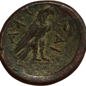 Tête cornue de Zeus-Ammon à droite.