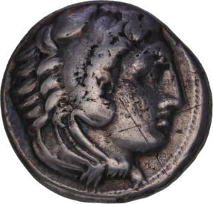 Tête d'Alexandre III sous les traits d'Hercule à droite, coiffée de la léonté .