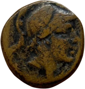 Tête imberbe d’Arès (Mars) à droite, coiffée d’un casque corinthien à aigrette.