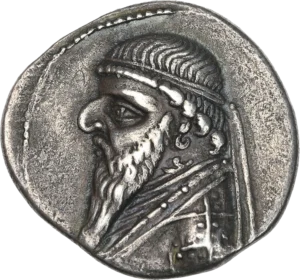 Buste de Mithridates II à gauche.