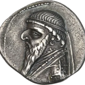 Buste de Mithridates II à gauche.