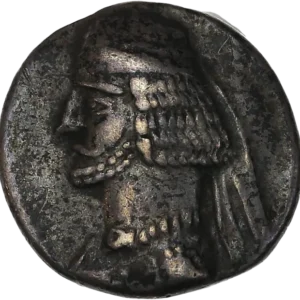 Buste diadémé de Mithridates IV à gauche.