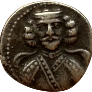 Buste de Phraates III de face.