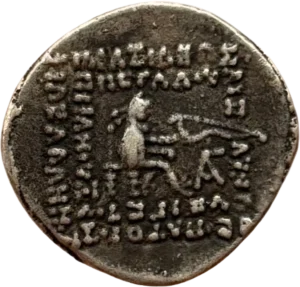 Le roi à droite est assis sur un trône à dossier, tenant un arc de sa main droite.