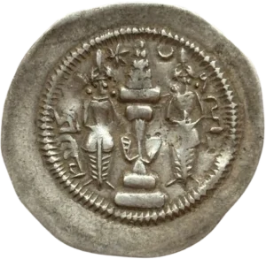 Les flammes s’élèvent au-dessus du Pyrée, soutenue par un pilier central, des rubans pendent à l’extérieur. De chaque côté de l’autel, un servant.