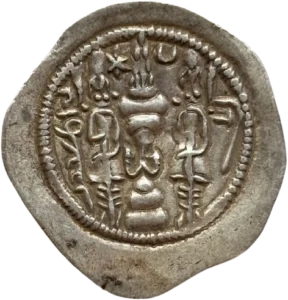 Buste d’Hormizd IV à droite, coiffé de sa couronne entre deux étoiles.