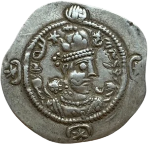 Les flammes s’élèvent au-dessus du Pyrée, soutenue par un pilier central, des rubans pendent à l’extérieur. De chaque côté de l’autel, un servant.