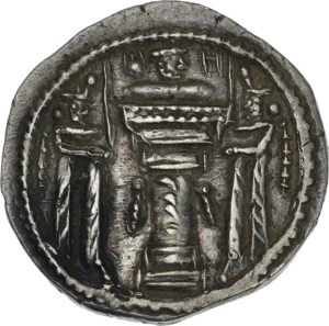 Deux servants autour du pyrée (autel du feu), buste d’Ahura Mazda à droite sortant des flammes.