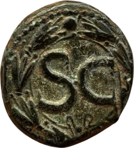 SC (ex Senatus Consulto) dans une couronne végétale.