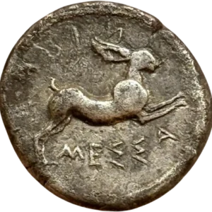 Bige de mules à droite, conduit par un aurige, tenant les rênes et le kentron ; à l'exergue, une feuille d'olivier.