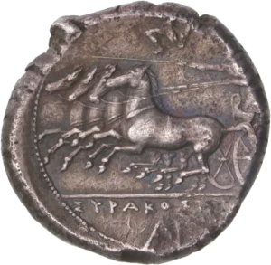 Quadrige galopant à gauche.