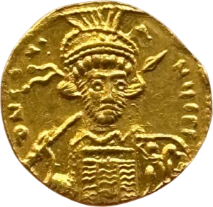 Buste de Constantin IV de trois-quart face, casqué et cuirassé, portant une lance et un bouclier orné.