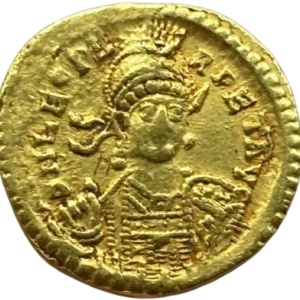 Buste diadémé, casqué et cuirassé de Léon Ier de face, tenant une haste qui repose sur l'épaule et un bouclier orné d'un cavalier chargeant.