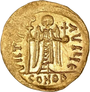 La Victoire assise à gauche, tenant un globe et une haste.