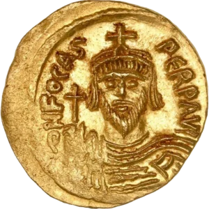 Buste couronné,drapé et cuirassé de Phocas de face, tenant un globe crucigère.