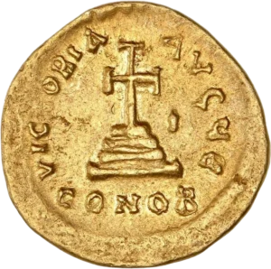 Croix surélevée de quatre marches.