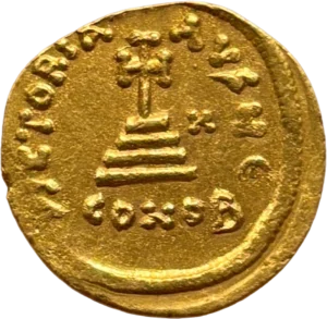 Croix surélevée de quatre marches.