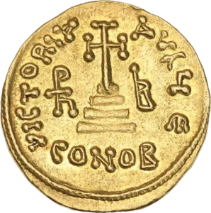 Croix surélevée de quatre marches.