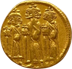 Héraclius, Héraclonas et Héraclius Constantin debout de face, couronnés, vêtus de la chlamyde, tenant chacun un globe crucigère.