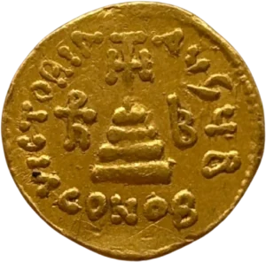 Croix surélevée de quatre marches.