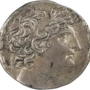 Tête diadémée à droite.