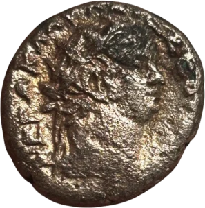 Tête nue de Néron à droite.