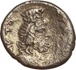 La Victoire ailée, tournée à gauche, tenant un bouclier.