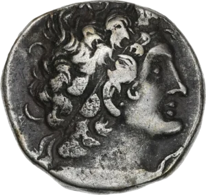 Tête de Ptolémée X à droite.