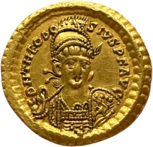 Buste de Théodose II de trois-quart face, casqué et cuirassé, portant une lance et un bouclier orné.