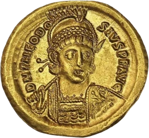 Buste de Théodose II de trois-quart face, casqué et cuirassé, portant une lance et un bouclier orné.
