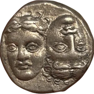 Deux têtes masculines et imberbes opposées.