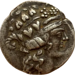 Tête de Dionysos à droite, portant une couronne de feuilles de vigne et de lierre, les cheveux longs.