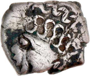 Tête négroïde à droite.