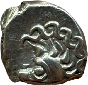 Croix bouletée au centre, formée de quatre cantons (le premier et le quatrième) ornés d’une lunule : annelet au 1er canton, une esse à l’envers au 2e, trois points liés à la suite au 3e et un annelet au 4e canton.