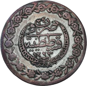 Toughra, accostée à droite au-dessus d'une couronne avec deux carquois entrecroisés.