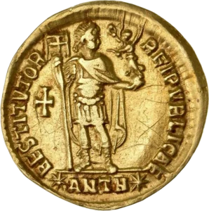 L'empereur debout à droite, en tenue militaire, tenant un étendard et un globe nicéphore; son pied gauche reposant sur un captif à terre, les mains liées dans le dos.