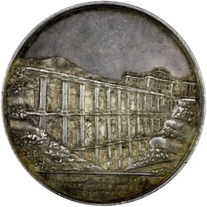 Buste du pape Pie IX à gauche.