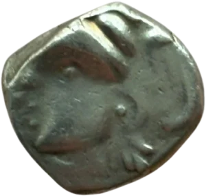 Tête stylisée à gauche avec la chevelure sous forme de mèches ovoïdes.