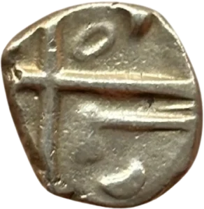 Croix formée de quatre cantons ornés chacun d'une lunule : balle de fronde aux 1er et 2e cantons, une hache au 3e et un pendant en ellipse au 4e canton.